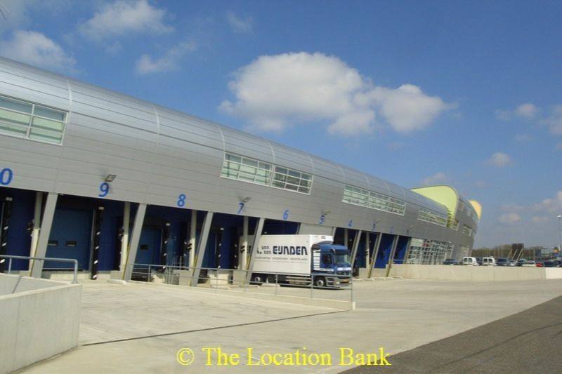 Moderne gebouw met parkeerplaats