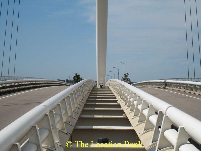 weg over eeen moderne brug