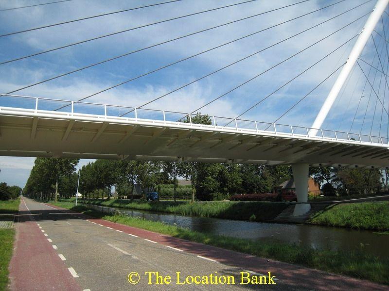 weg over eeen moderne brug