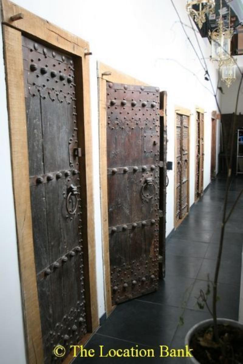 gang met middeleeuwse deuren