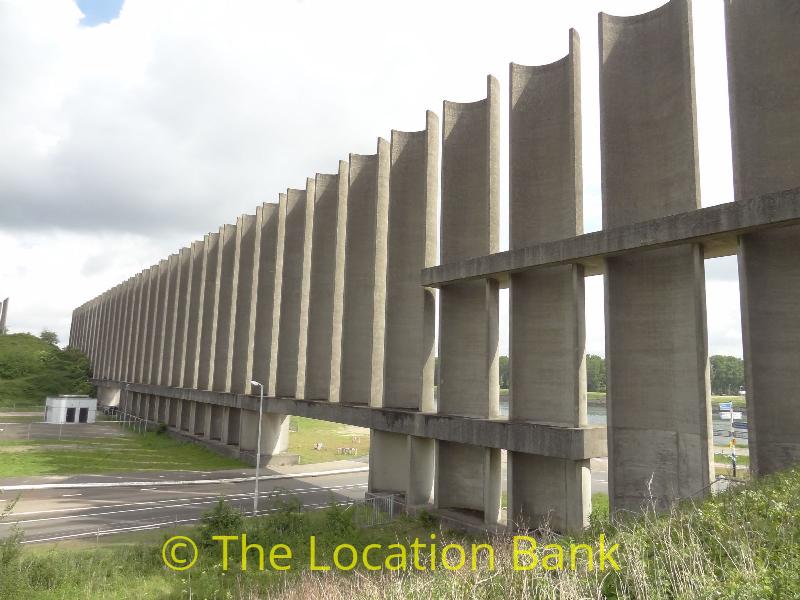 idustriele weg met veel beton