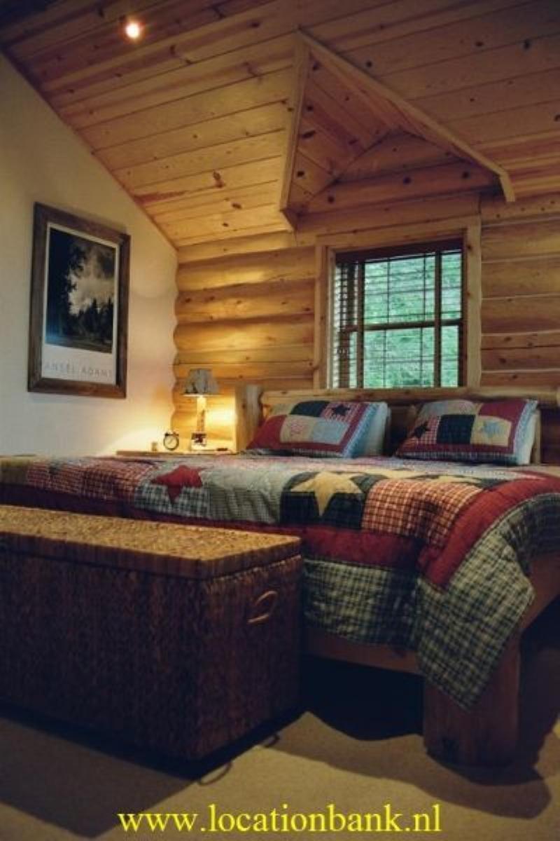 Slaapkamer in houten hut