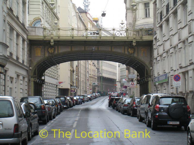 Straat met brug of viaduct