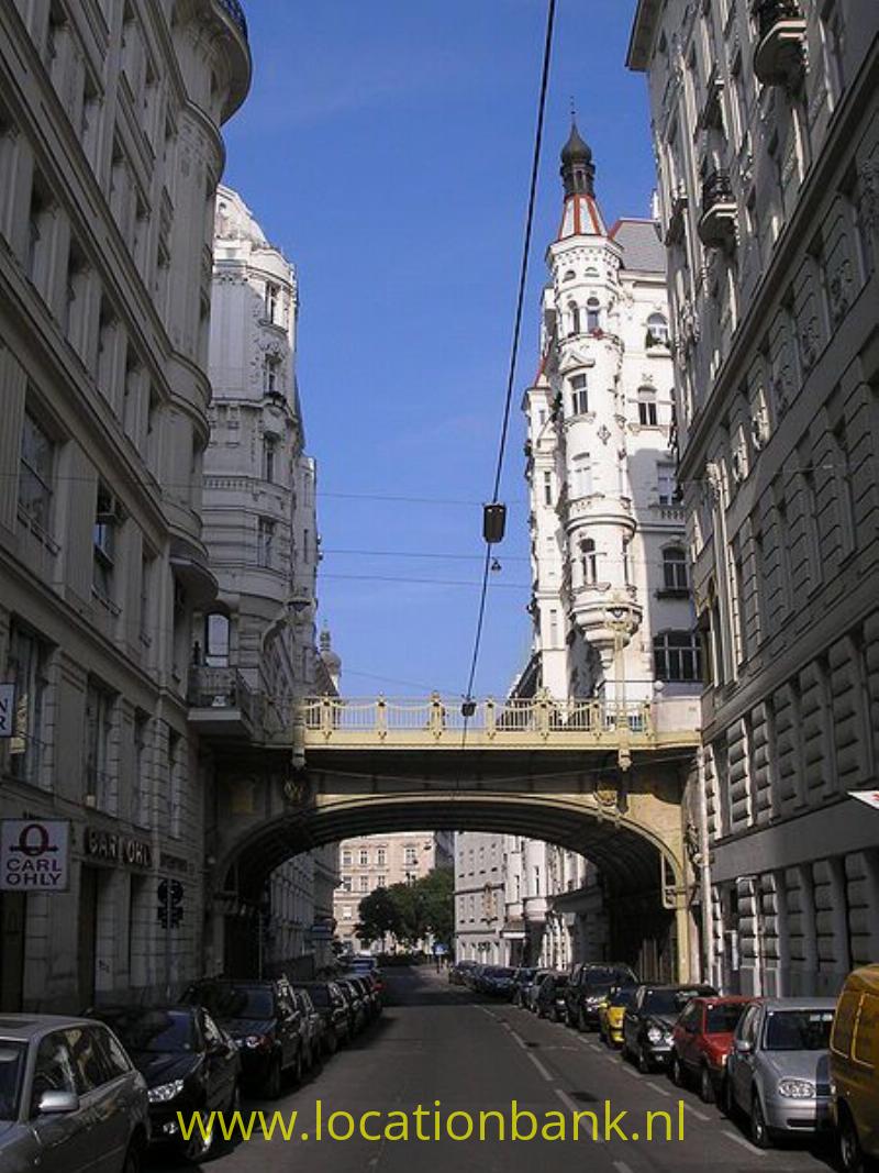 Straat met brug of viaduct