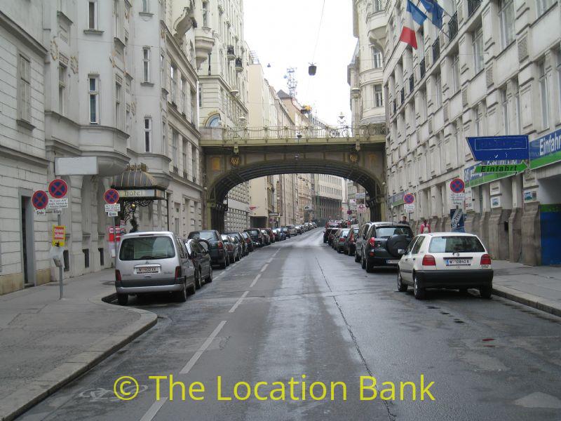 Straat met brug of viaduct