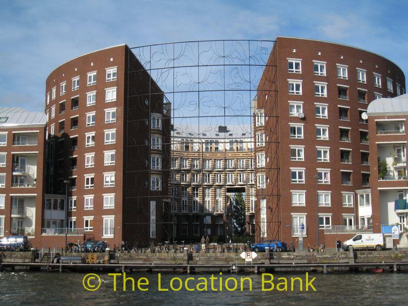 flatgebouw en rond gebouw van baksteen