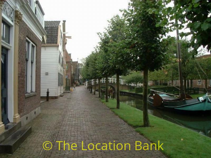 Oude dorpsstraat aan het water