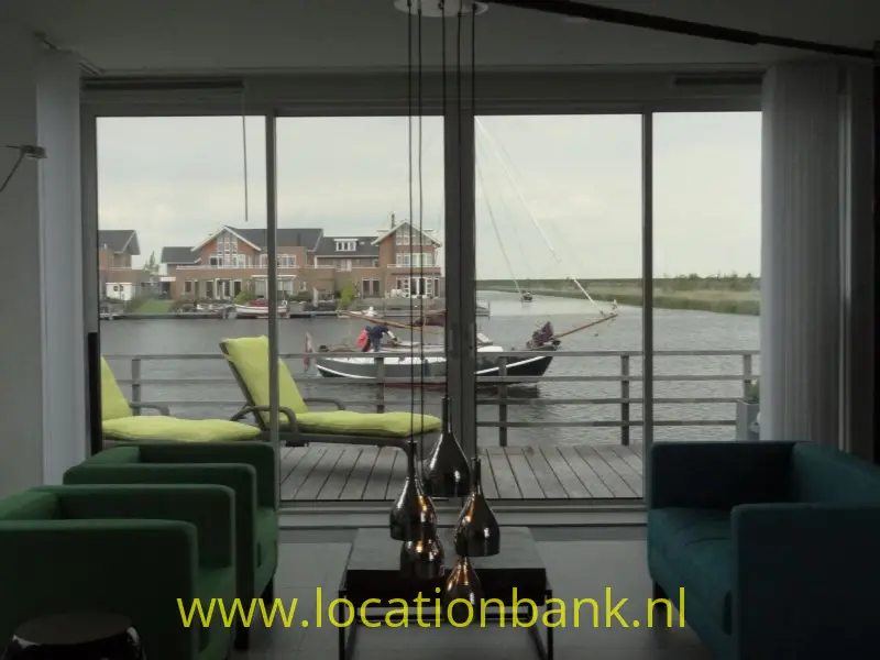 woonkamer aan het water