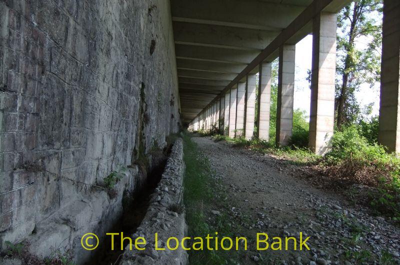 Verlaten spoorweg tunnel zonder rails