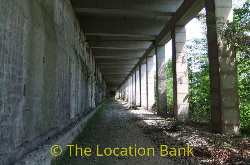 Viaduct met Landweg