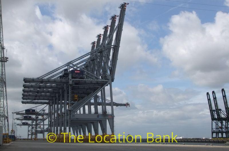 Haven met container terminal en hijskranen