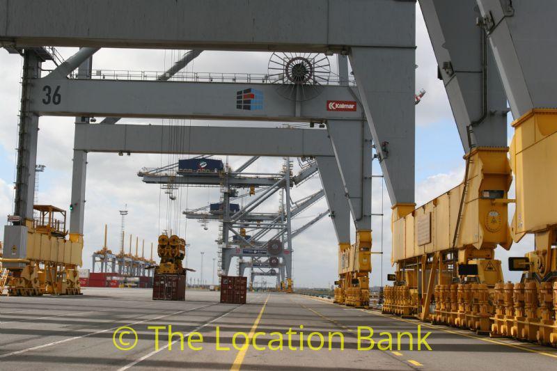 Haven met container terminal en hijskranen