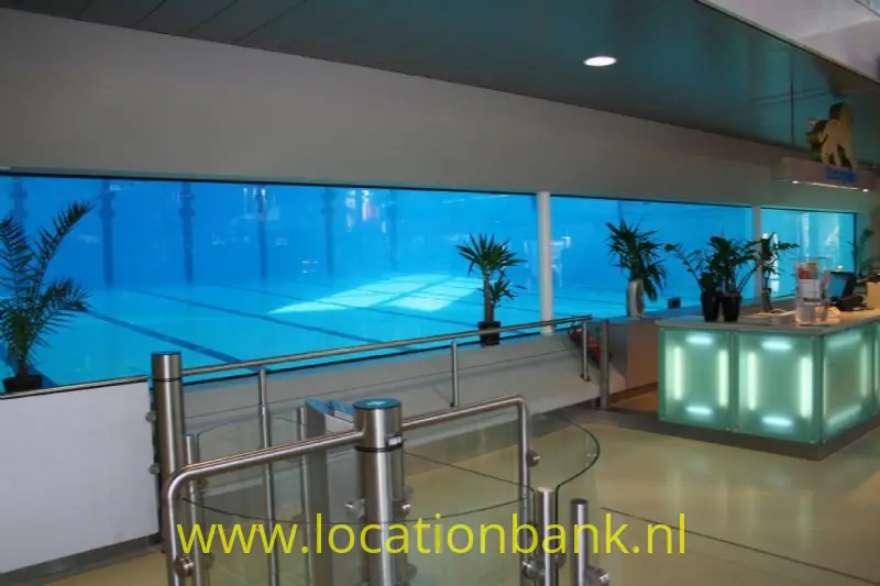 Zwembad met onderwater venster voor duik opnamen of onderwater opnamen