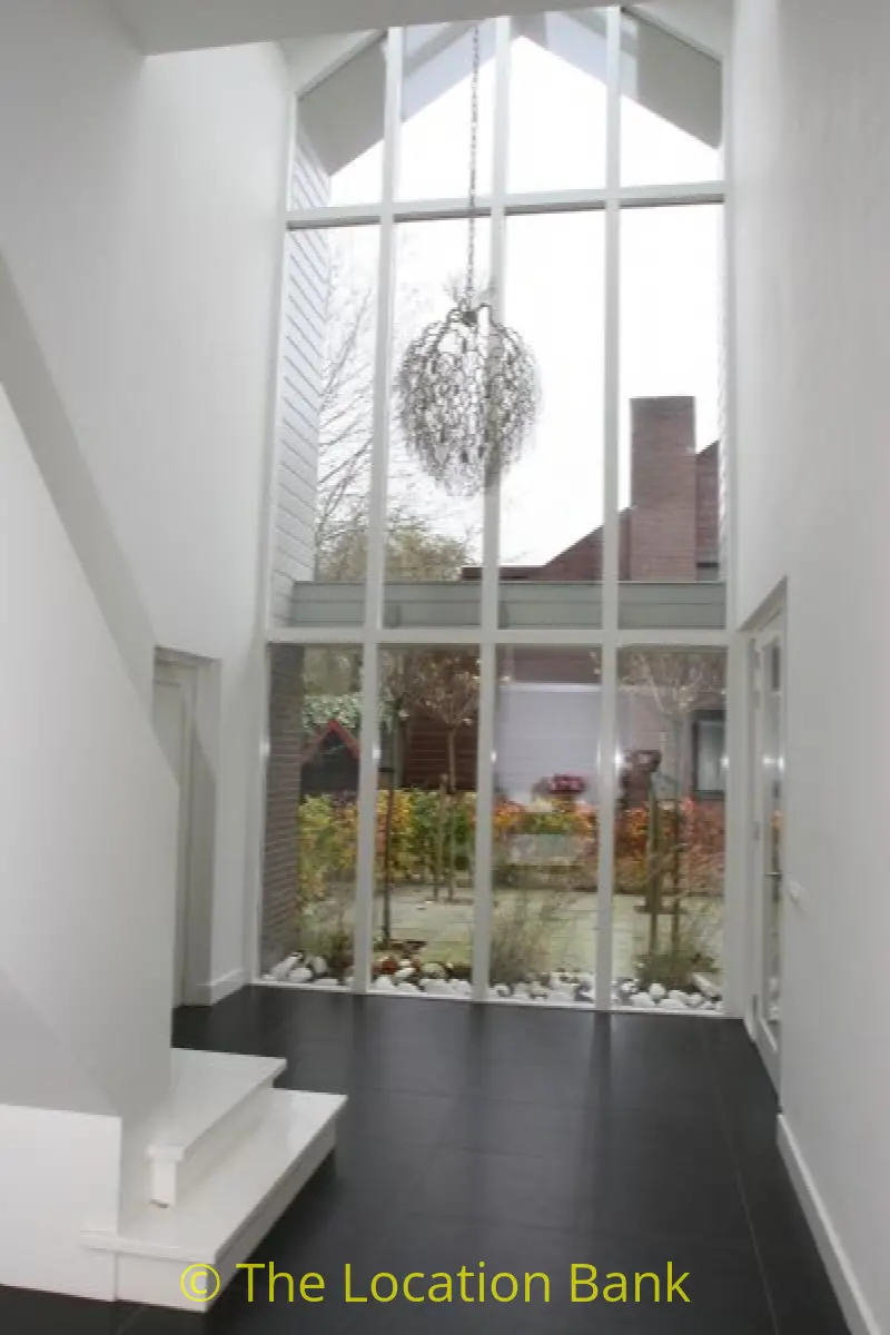 Hal met glazenwand