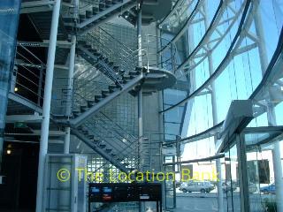 Modern Hightech Kantoor, met prachtig open trappenhuis en glazen lift, open workspaces 