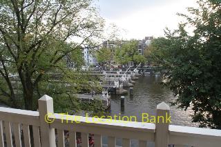 Balkon met uitzicht op de sluis