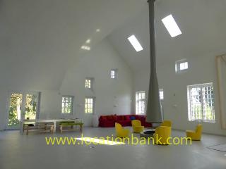 ruime woonkamer met hoog plafond