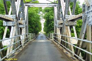 Antieke Ijzeren vooroorlogse brug enkelbaans