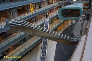 Modern overdekt winkelcentrum met roltrappen