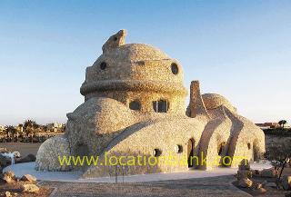 Artistiek gebouw in Gaudi stijl