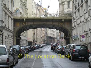 Straat met brug of viaduct