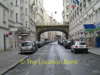 Straat met brug of viaduct