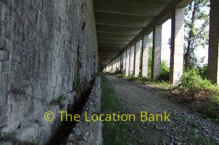 Verlaten spoorweg tunnel zonder rails