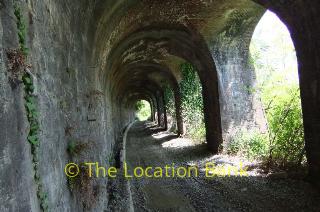 Verlaten spoorweg tunnel zonder rails