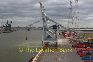 Haven met container terminal en hijskranen