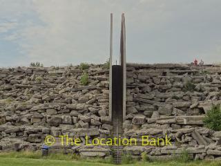 heuvel en berg met rotsblokken