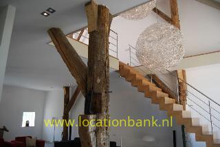 woonkamer met houten trap