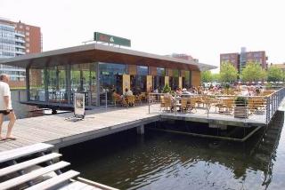 cafe met terras op het water