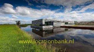 strakke moderne villa in de polder aan het water