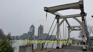 houten brug met skyline