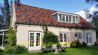 Huis in de natuur op een eiland aan het water