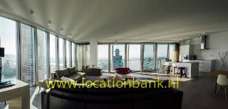 woonkamer huiskamer appartement met uitzicht over skyline van Rotterdam