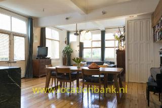 Klassieke industriële loft in Amsterdam met hoge plafonds