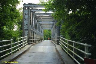 Antieke ijzeren vooroorlogse brug enkelbaans