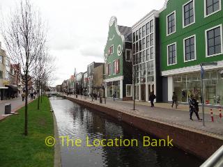 gracht met houten huizen