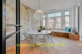 moderne woonkamer met rauwe baksteen muur