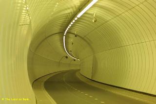 Moderne tunnel een baans weg