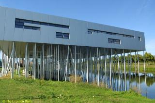 Modern High Tech alluminium gebouw op palen