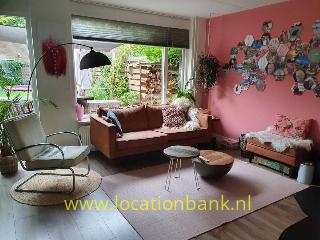 woonkamer met roze muur