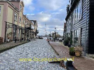 straat aan het water