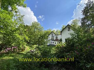 Landhuis in het bos 