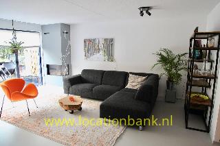 Ruime living met hip design interieur. 