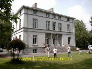 Klein, wit kasteel gebouwd in 1842 in de stijl van Palladio met 18 kamers en 3 ha park.