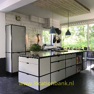 keuken met uitzicht op tuin