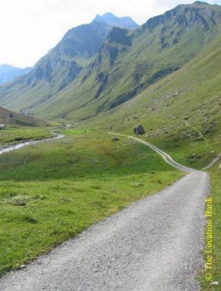 onverharde weg in de bergen