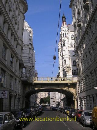 Straat met brug of viaduct